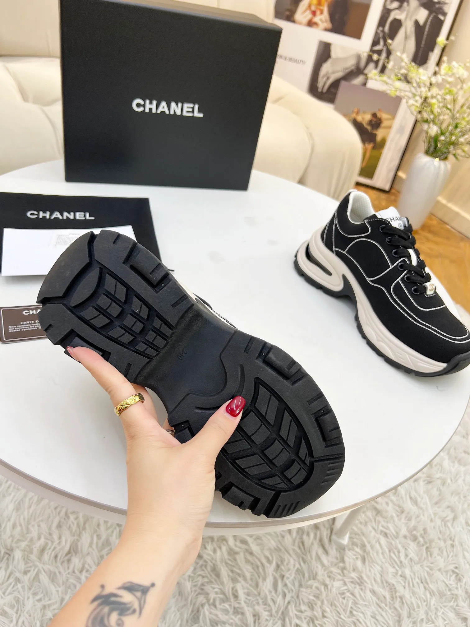 👟👟Ex-factory price 500👟👟 Cloth CHANEL 25C new casual shoes for early spring vacation. A pair of comfortable shoes can reduce the fatigue on your feet. The new style is very versatile, whether it is daily wear or a sister party. It can be easily used for commuting in the workplace, outdoor sports and various occasions. It can increase the height, straighten the legs, modify the shape of the feet, is comfortable and comfortable without rubbing the feet, and has good breathability. It can also be worn in summer. Office workers can also easily own it when wearing it. The fabric is pebbled cowhide + plaid pad to show off sheepskin. The original open-molded rubber foam outsole! size: 35-40 (41 customized, non-refundable and non-exchangeable)